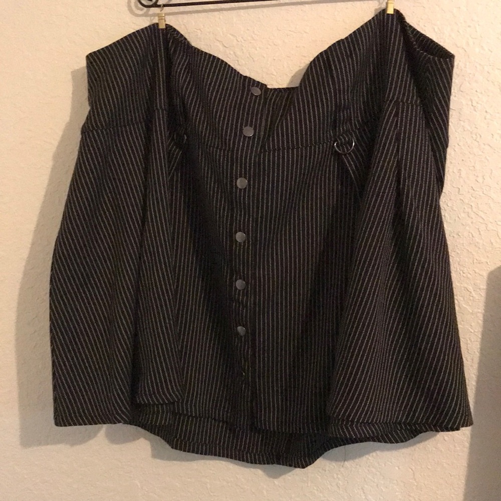 Hot Topic Black and white pinstripe pleated skirt